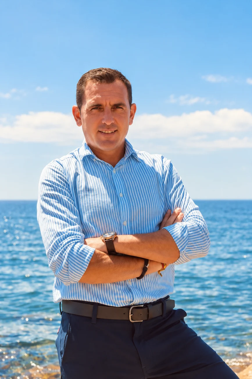 Retrato junto al mar de una de las personas que impulsa la asociación