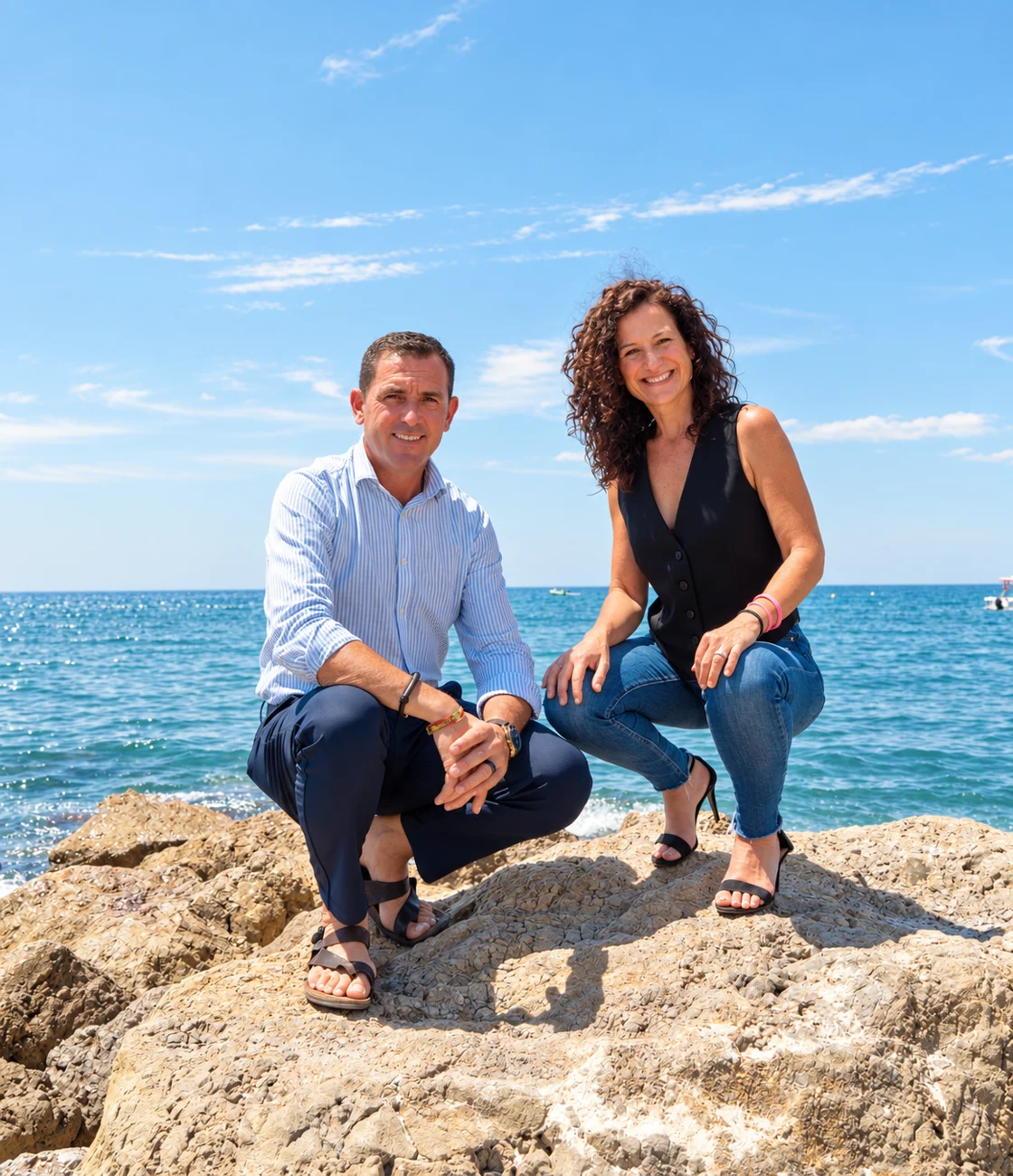 Dos personas compartiendo un momento junto al mar en la Axarquía