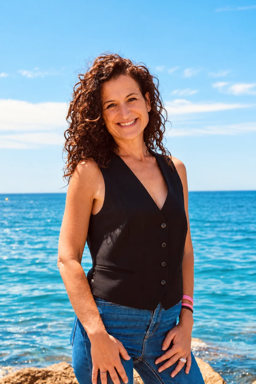 Una persona sonriente junto al mar, imagen de bienestar y confianza