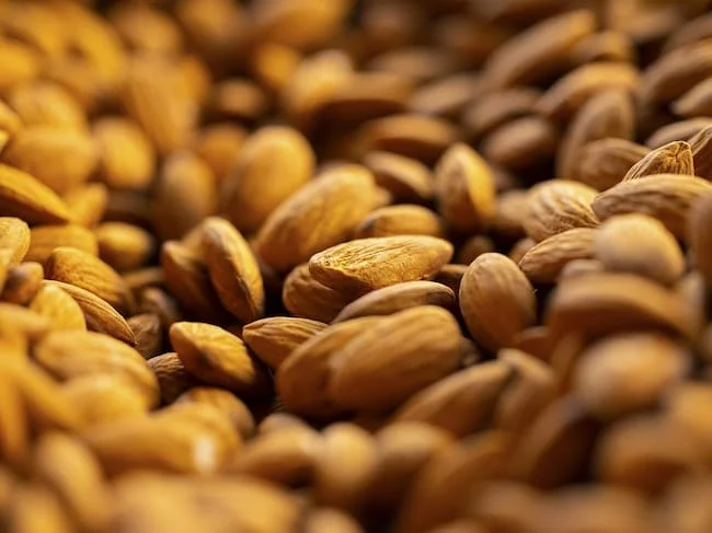 Almendras, producto que conecta la Axarquía y el valle de Noto